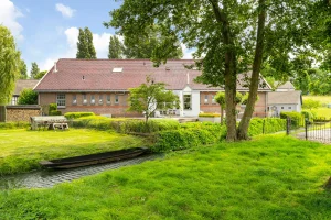 Thumbnail voor Van klaslokaal naar woonkamer, van lerarenkamer naar eetzaal: zó woon je in een oude dorpsschool