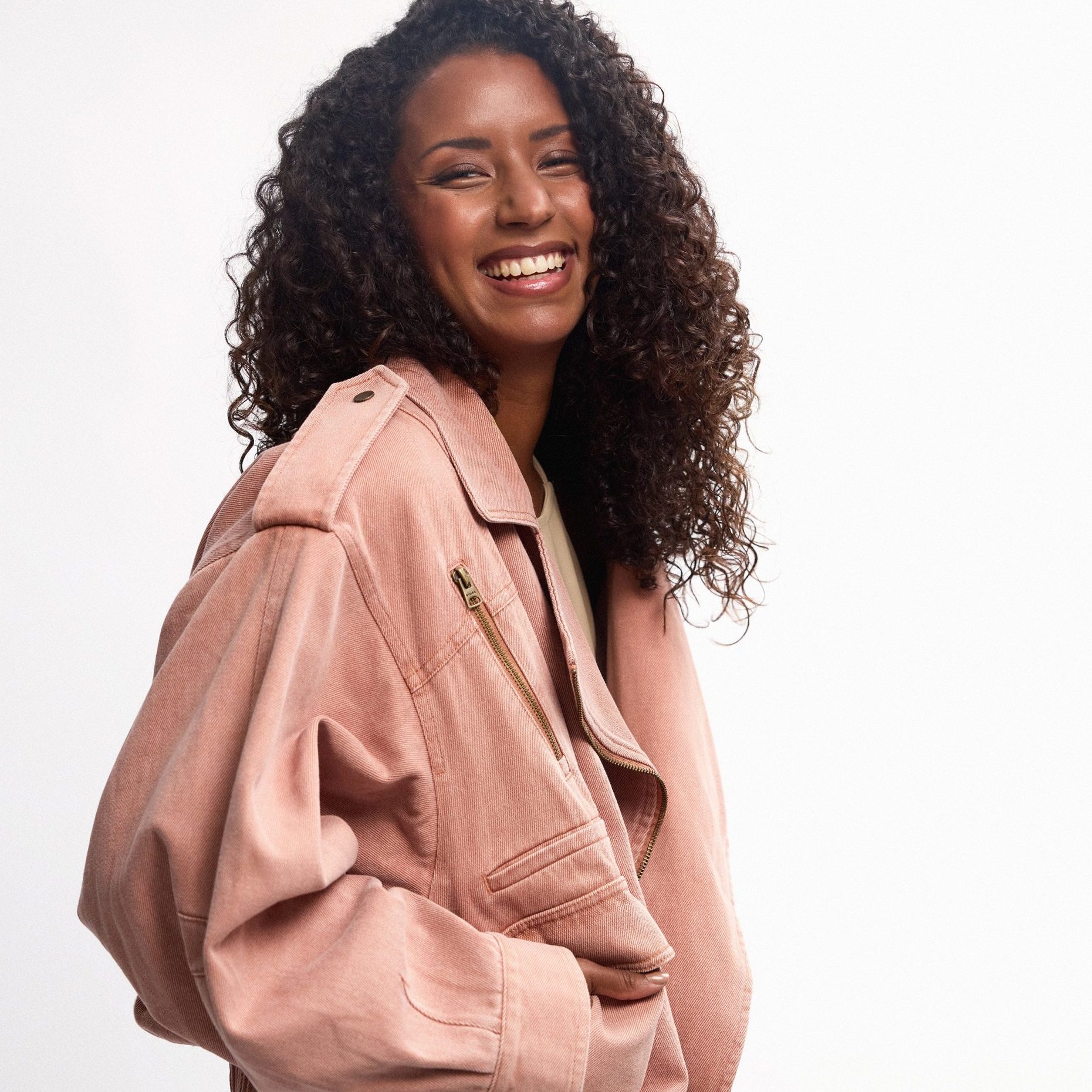 Nieuwe columnist Chaira Koops: 'Is ­­hoffelijkheid alleen weggelegd voor Doornroosjes en Amalia’s?'