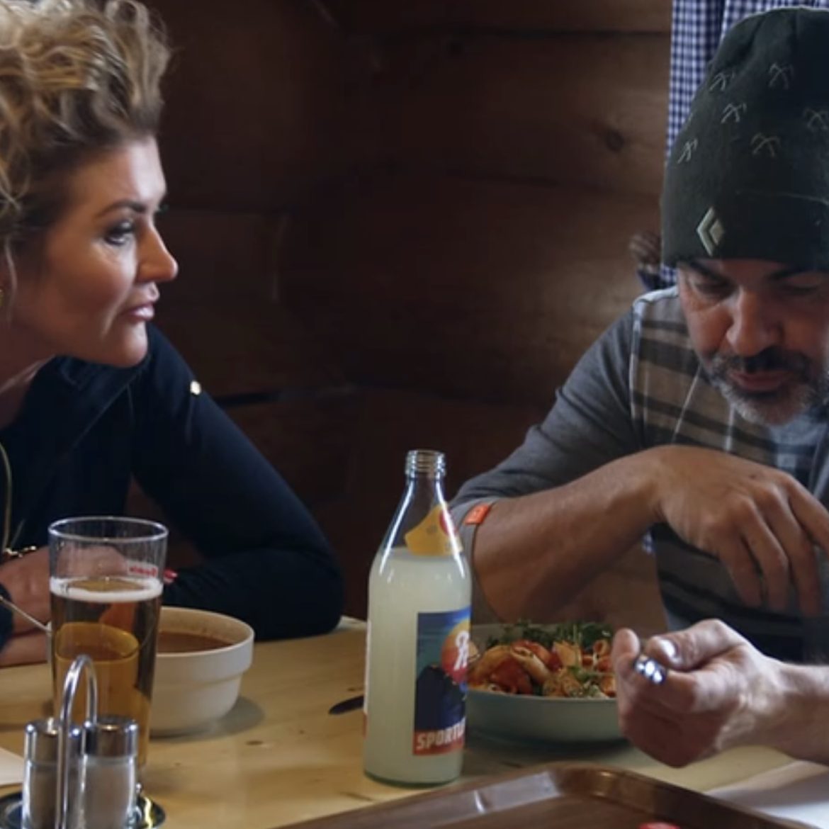 Winter Vol Liefde Klaas en Saskia in een restaurant