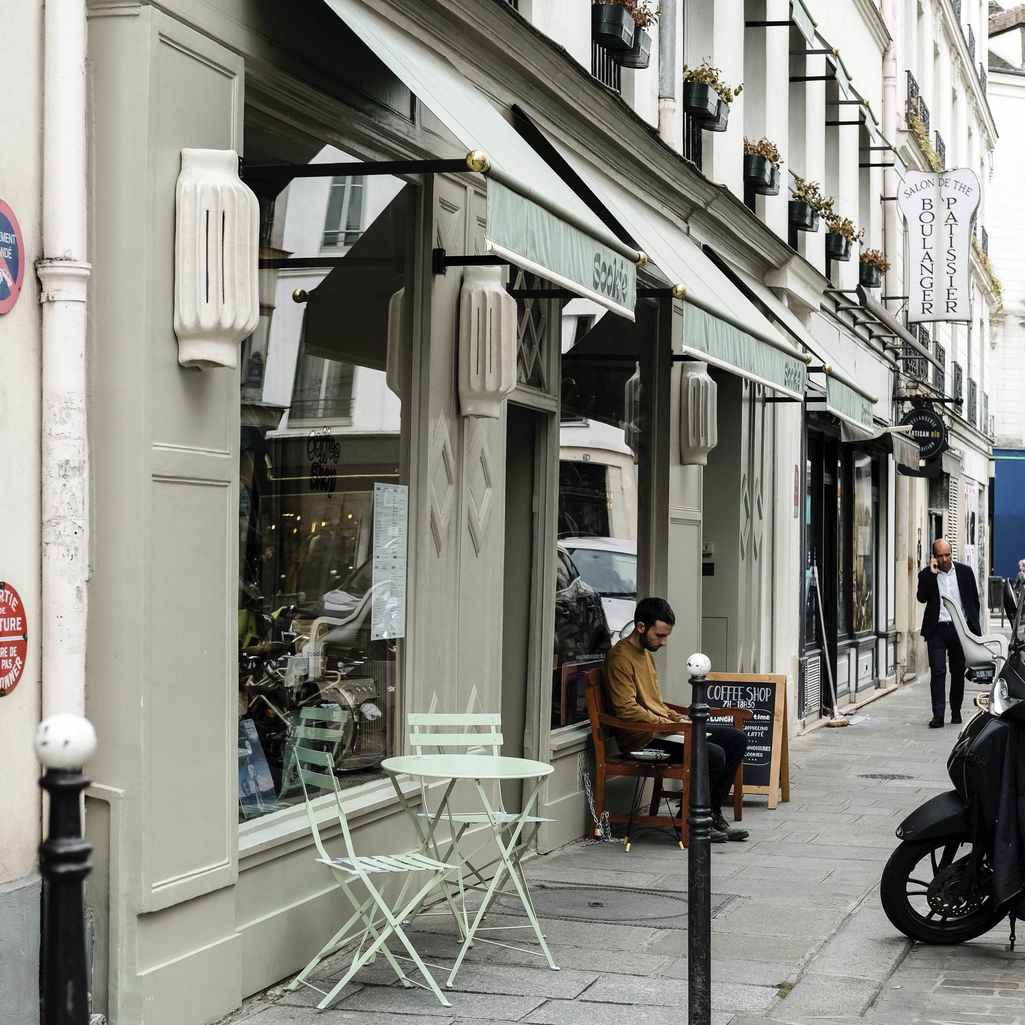 De geur van Hotel Costes is moeilijk te omschrijven, het ruikt zwoel, alsof er elk moment iets kan gebeuren