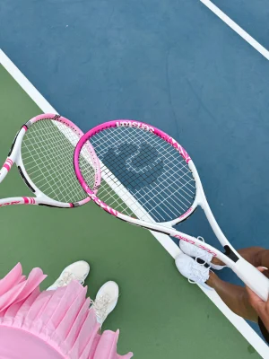 Thumbnail voor Cora schiet dure tennisles voor, Tikkie staat wekenlang open: 'Ze was het zogenaamd vergeten'