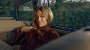 Thumbnail voor 'Zijn we sterk genoeg om samen de 80 te halen?' Hilary Duff zingt wat iedereen in een lange relatie weleens denkt