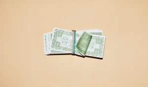 Thumbnail voor Veel Nederlanders hebben nog steeds te weinig contant geld in huis voor noodgevallen