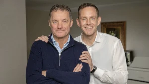 Kees de Bever vertelt aan Linda hoe het gaat met zijn gebroken neus