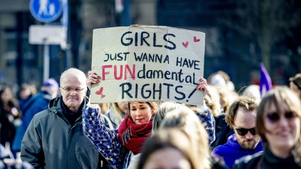 Vrouw bij protest voor vrouwenrechten