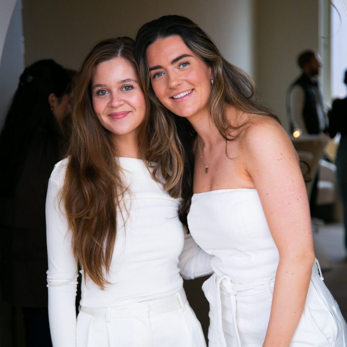 Elvira en Lynn tijdens opening eigen pilatesboutique