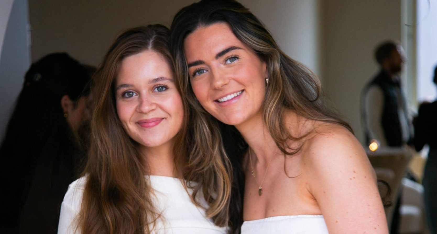 Elvira en Lynn tijdens opening eigen pilatesboutique