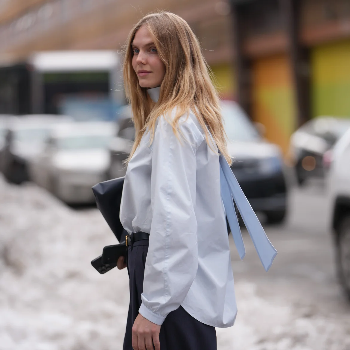 Vrouw op straat die kleding andersom draagt