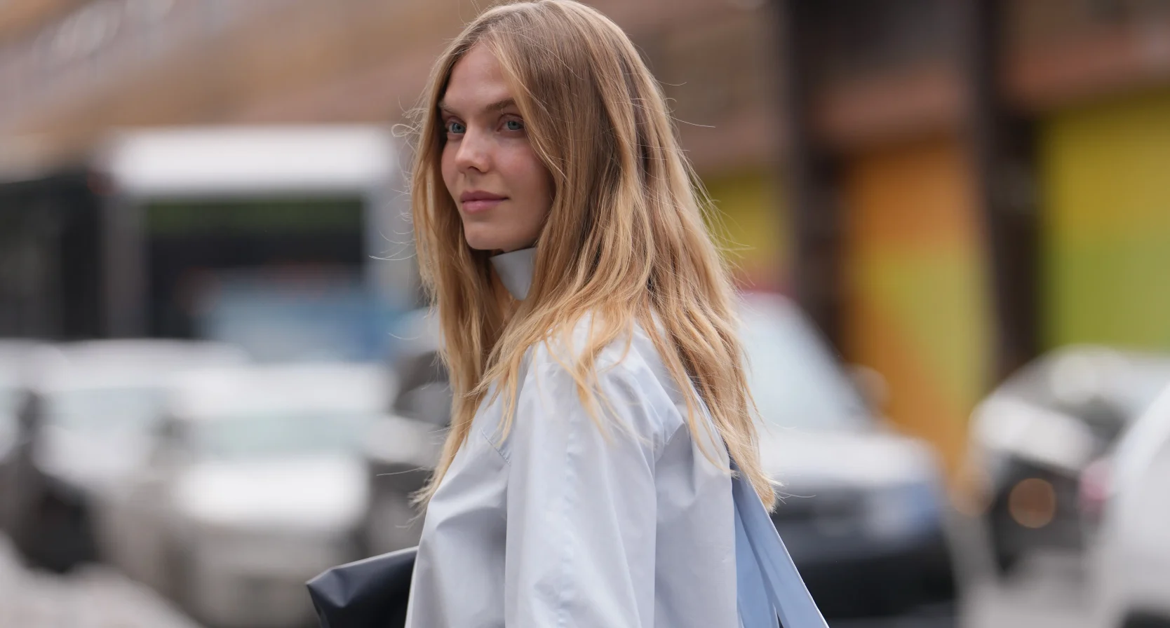 Vrouw op straat die kleding andersom draagt