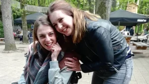 Thumbnail voor Zoë's goede vriendin Leah (26) overleed aan een hersenaandoening: 'Heb het gemis onderschat'