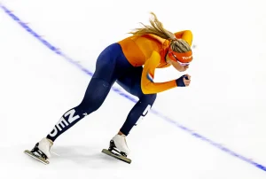 Thumbnail voor Voor dít grote bedrag is Jutta's schaatspak geveild (en ook haar haarband levert een flinke geldsom op)