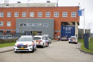 Thumbnail voor Vrouwelijke cipier door gevangene in gezicht gestoken met scherf van een bord