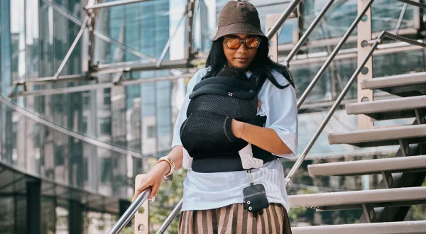 De beste draagzak voor je baby, maar ook voor jou als je die kleine draagt? Deze vinkt álles af