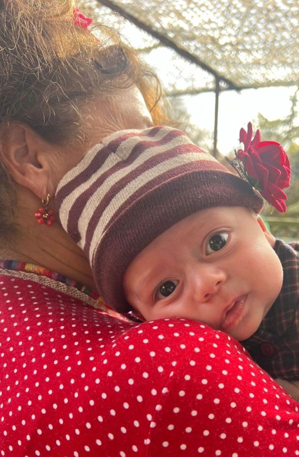 B&B Vol Liefde Debbie met haar kleinkind