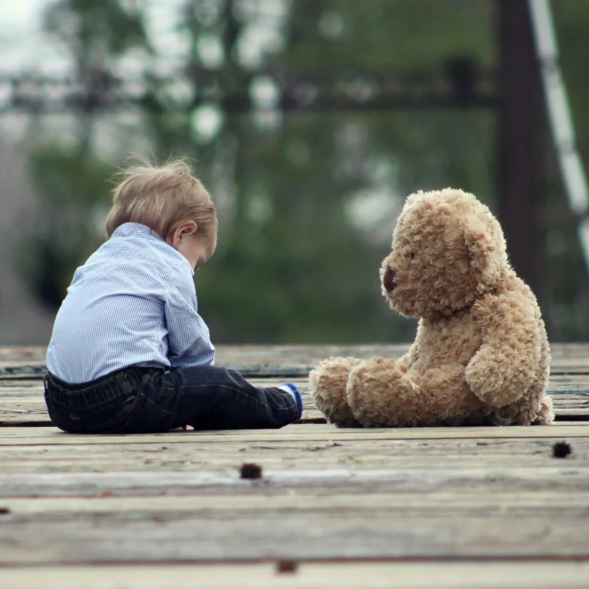 Kind verdrietig met beer