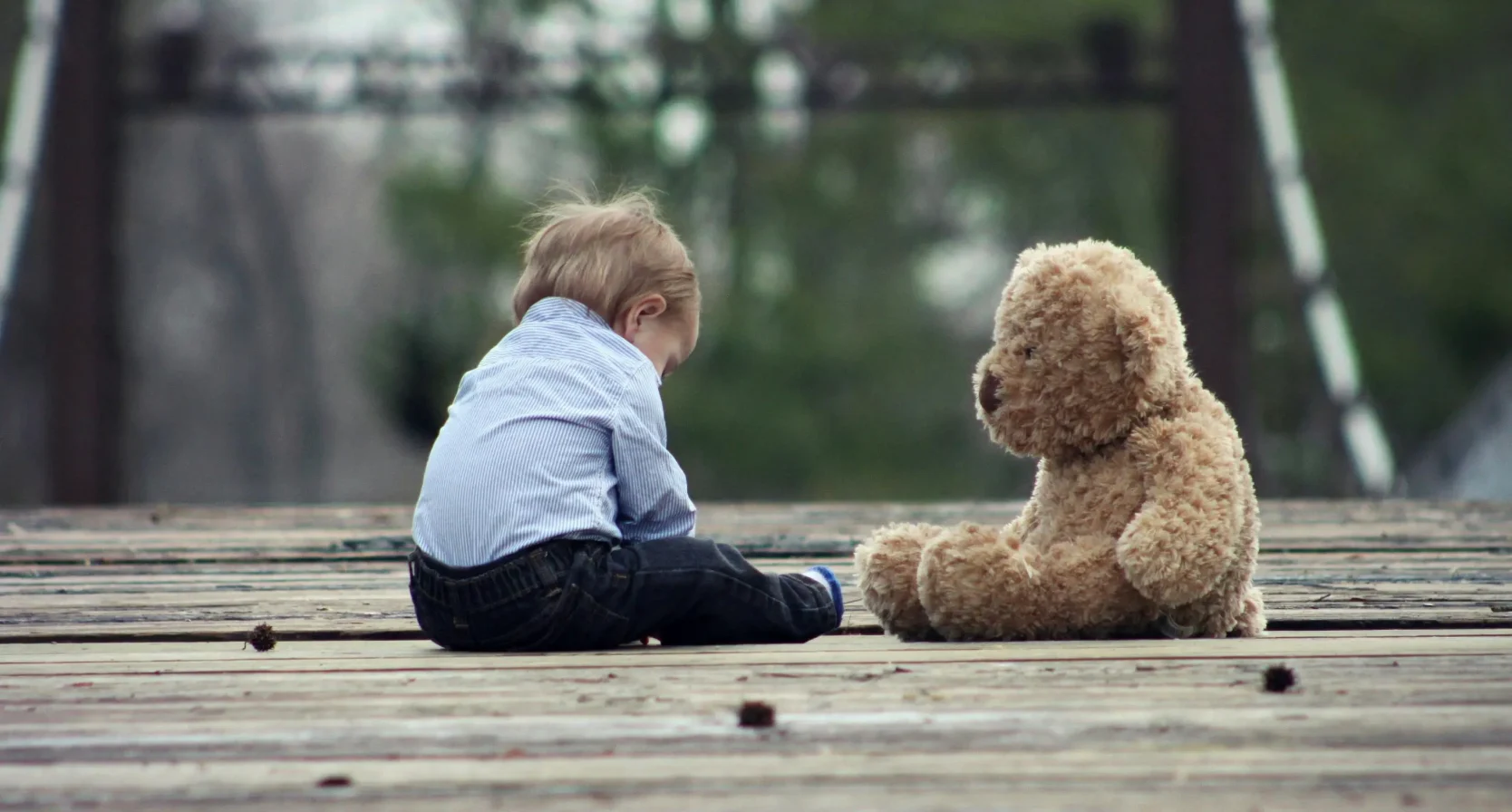 Kind verdrietig met beer