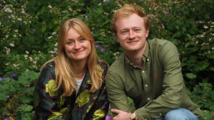 Lennart (30) reist naar de plek waar zijn zus Freya (26) overleed: 'Het voelde alsof ik háár was'