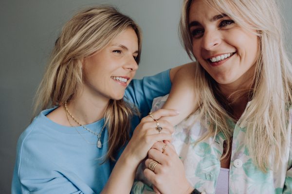 'Onze datenights gaan steeds niet door - wat moeten we doen?' Relatietherapeuten geven advies