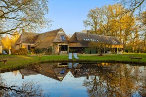 Thumbnail voor Bij deze Overijsselse woonboerderij kun je je gasten laten logeren in iglo's en gastenverblijven