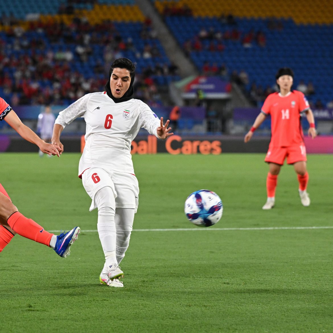 Ze zongen niet mee: Iraanse voetbalvrouwen maken krachtig statement tijdens volkslied