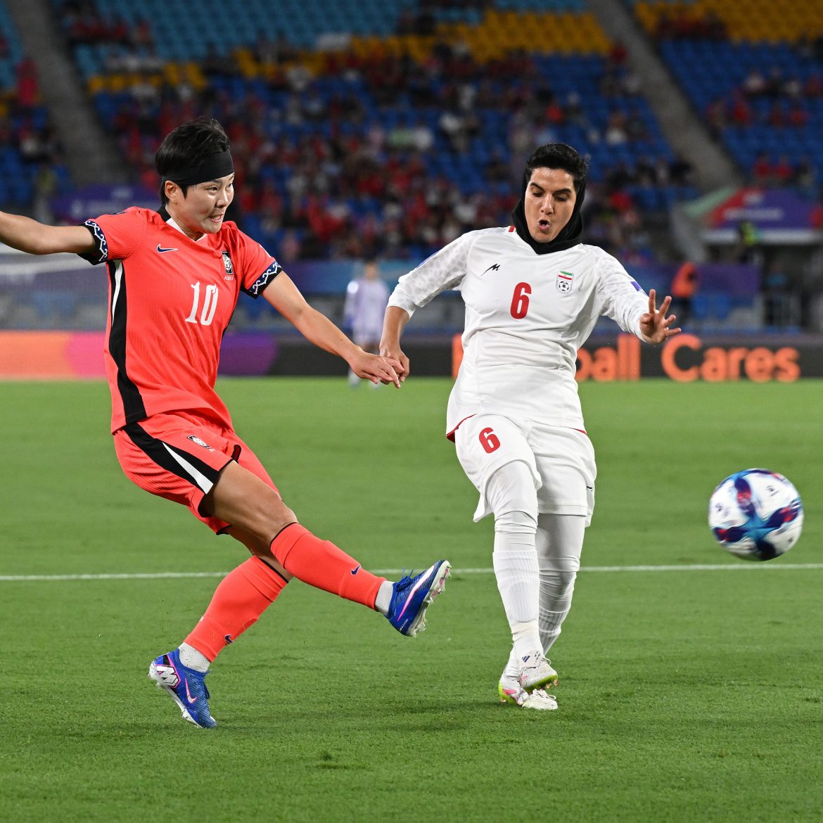 epa12788945 Ji Soyun of Korea Republic takes a shot at goal past Zahra Sarbali of the Islamic Republic of Iran during the AFC Women’s Asian Cup Group A match between South Korea and Iran at Robina Stadium on the Gold Coast, Australia, 02 March 2026. EPA/DAVE HUNT AUSTRALIA AND NEW ZEALAND