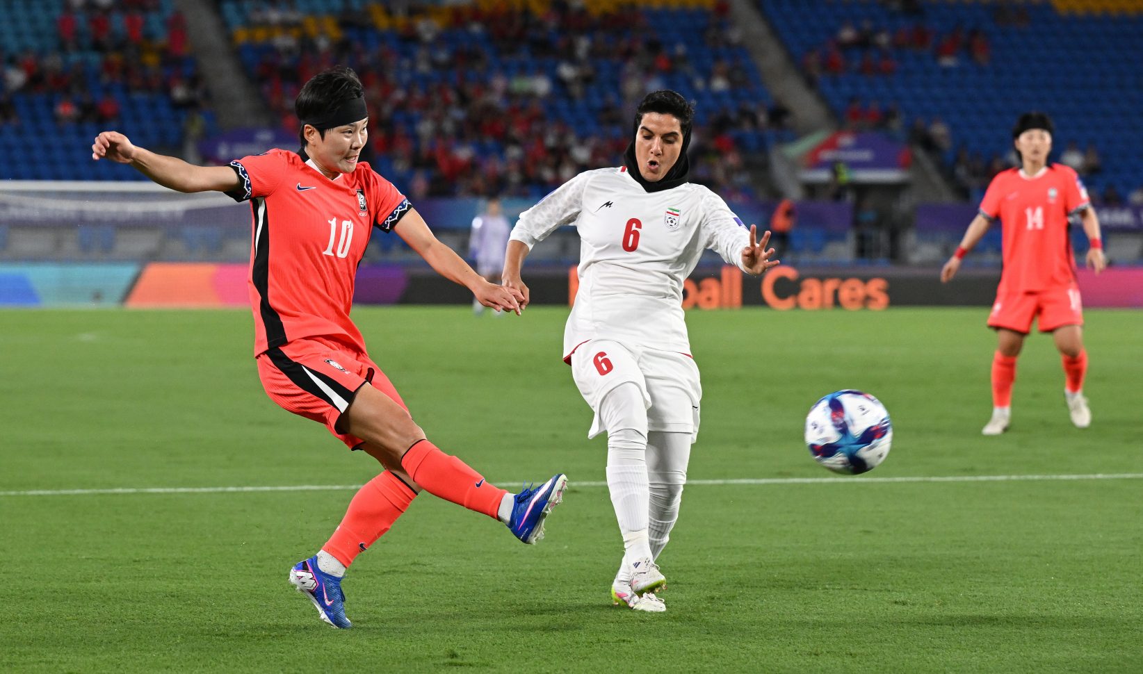 Ze zongen niet mee: Iraanse voetbalvrouwen maken krachtig statement tijdens volkslied