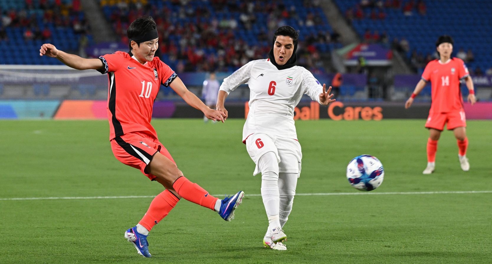 epa12788945 Ji Soyun of Korea Republic takes a shot at goal past Zahra Sarbali of the Islamic Republic of Iran during the AFC Women’s Asian Cup Group A match between South Korea and Iran at Robina Stadium on the Gold Coast, Australia, 02 March 2026. EPA/DAVE HUNT AUSTRALIA AND NEW ZEALAND