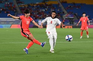 epa12788945 Ji Soyun of Korea Republic takes a shot at goal past Zahra Sarbali of the Islamic Republic of Iran during the AFC Women’s Asian Cup Group A match between South Korea and Iran at Robina Stadium on the Gold Coast, Australia, 02 March 2026. EPA/DAVE HUNT AUSTRALIA AND NEW ZEALAND