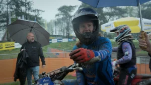 Thumbnail voor Kaylee doet aan motorcross naast kantoorbaan: ‘Het kost me zo’n €20.000 per jaar’