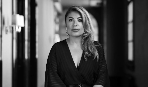 Yesim Candan: 'Ik ben boos dat vrouwen uit het leven worden gerukt door mannen die zeggen van hen te houden'