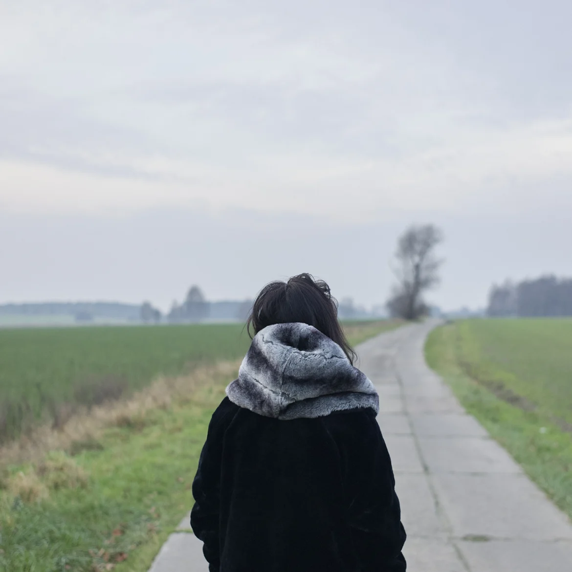 Lieke werd gedumpt op een landweggetje, illustratief beeld van een vrouw op een landweggetje