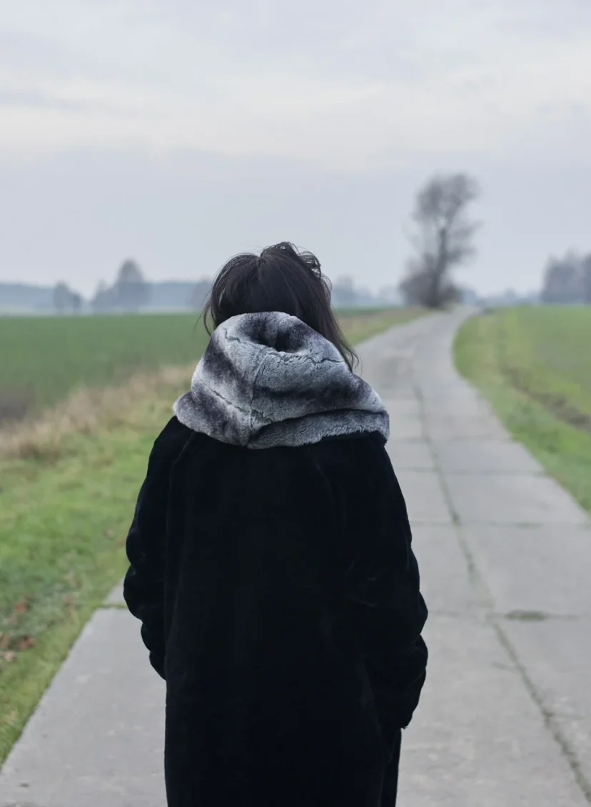Lieke werd gedumpt op een landweggetje, illustratief beeld van een vrouw op een landweggetje