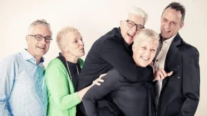 Thumbnail voor Arja (60) is mantelzorger voor haar moeder (89), ook nu ze in een verpleeghuis woont: 'We vormen een warme schil om haar heen'