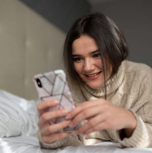 Jeugdinstanties roepen op om mee te kijken op WhatsApp van kind