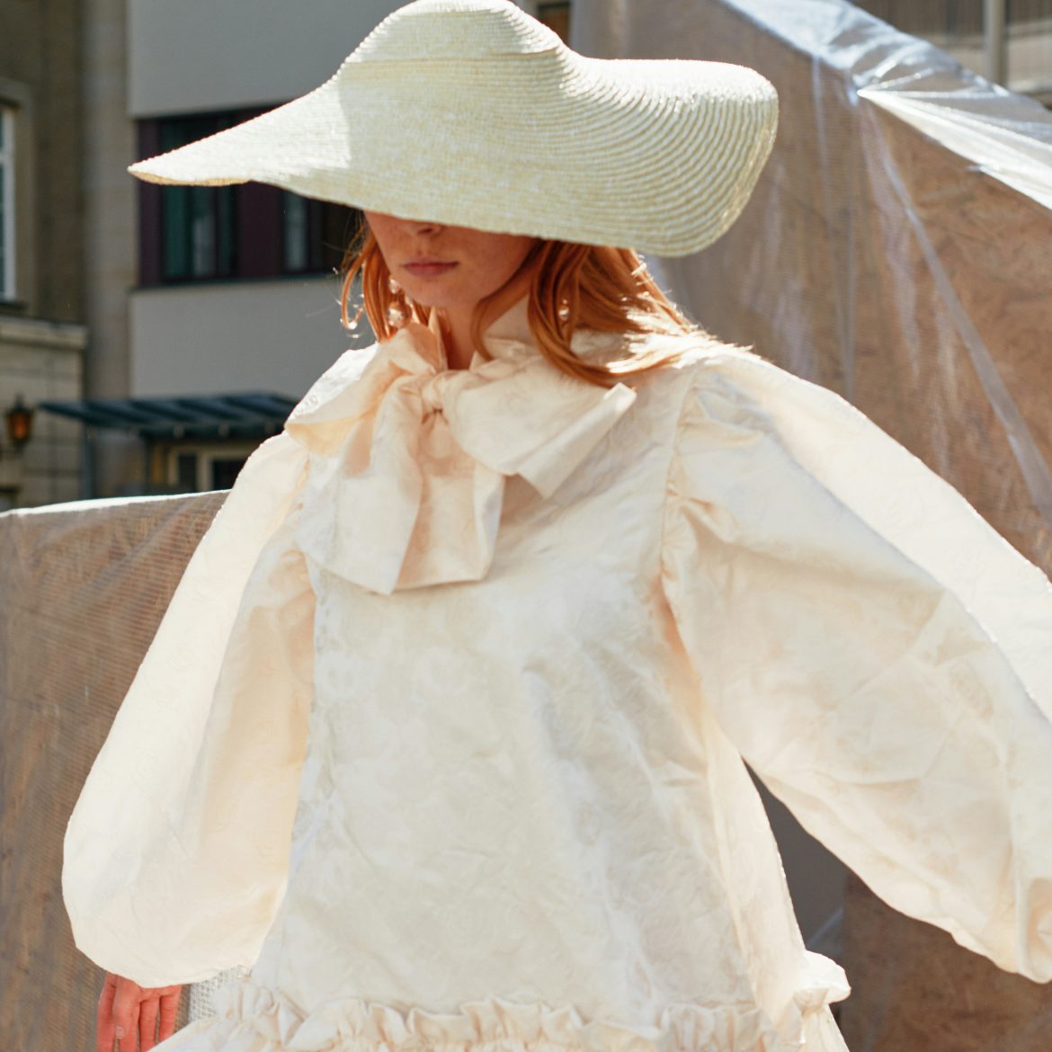 vrouw jurk feestje outfit