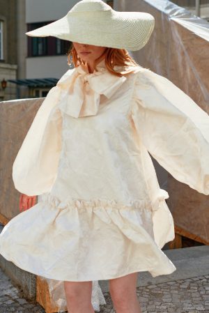 vrouw jurk feestje outfit