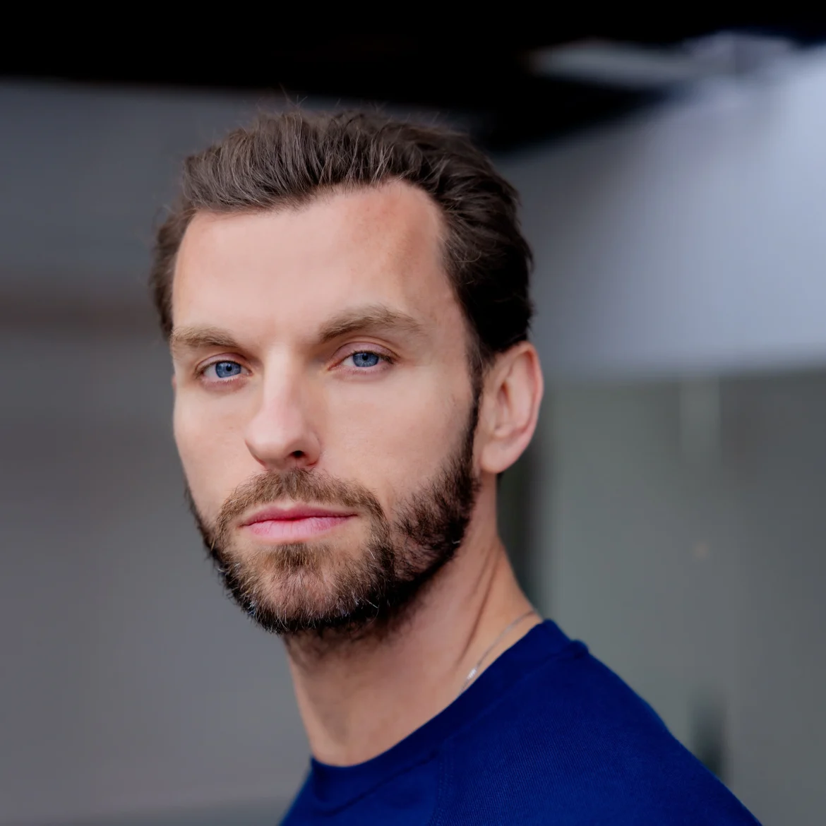 Angelo Schuurmans was acteur in LA, nu runt hij een vluchtelingenopvang (waar ze het anders doen dan de rest)