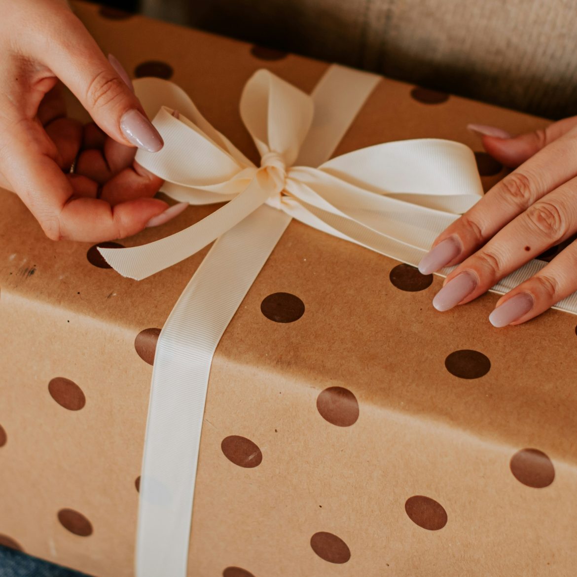 Dounia (33) betaalt altijd Tikkies voor cadeaus, tot ze zelf aan de beurt is: 'Niemand zei iets'