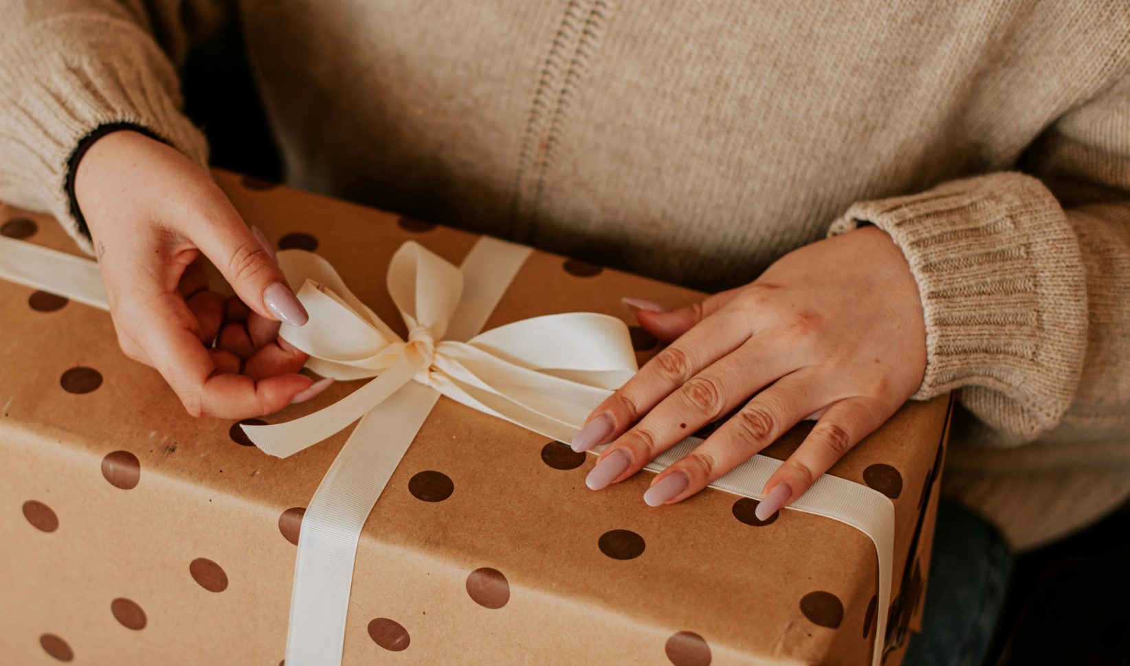 Dounia (33) betaalt altijd Tikkies voor cadeaus, tot ze zelf aan de beurt is: 'Niemand zei iets'