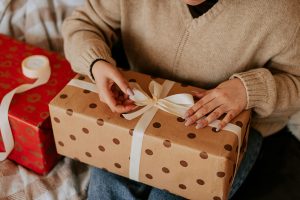 Thumbnail voor Dounia (33) betaalt altijd Tikkies voor cadeaus, tot ze zelf aan de beurt is: 'Niemand zei iets'