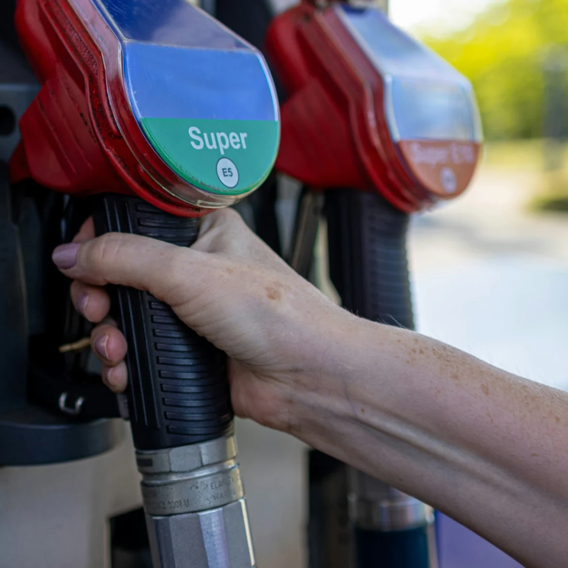 Een lege tank? Gooi 'm vandaag nog vol, want de brandstofprijzen blijven stijgen