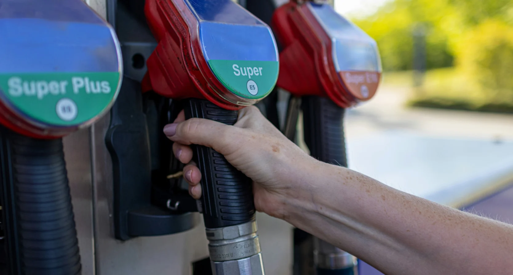 Een lege tank? Gooi 'm vandaag nog vol, want de brandstofprijzen blijven stijgen