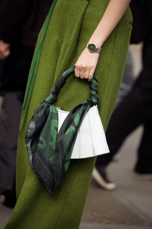 Thumbnail voor Twee voor de prijs van één: van deze zijden sjaals maak je de leukste handtas