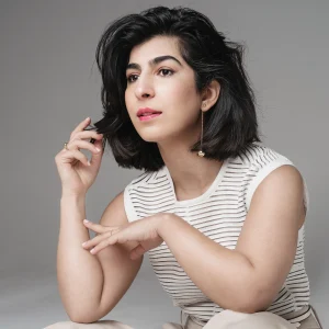 Thumbnail voor Parmida (29) kan haar vrienden in Iran amper bereiken: 'Alles wordt afgeluisterd, niemand durft écht te praten'