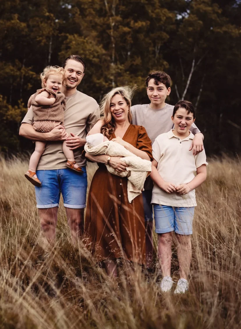 Ellen Rink en Nils met vier kinderen