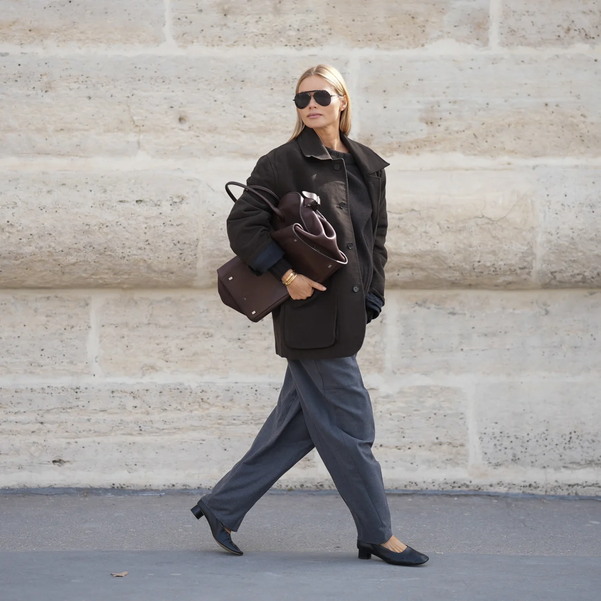 Vrouw met geplooide broek