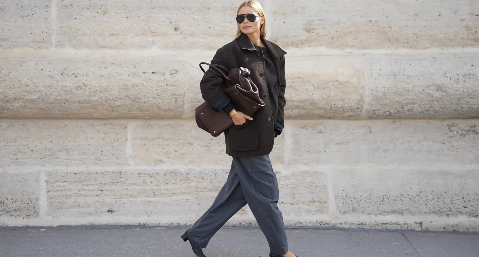 Vrouw met geplooide broek