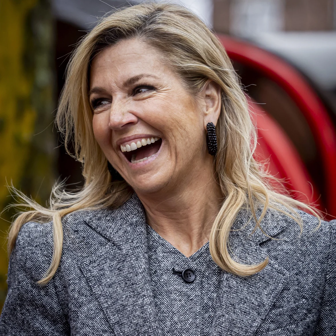 Koningin Máxima in grijs pak