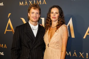 Thumbnail voor 'Máxima'-acteurs Martijn en Delfina laten elkaar niet los: 'Zijn het aan het onderzoeken'