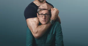 Thumbnail voor Louis Theroux onderzoekt in nieuwe documentaire radicale manneninfluencers: 'Als mijn zoon gay is, onterf ik hem'